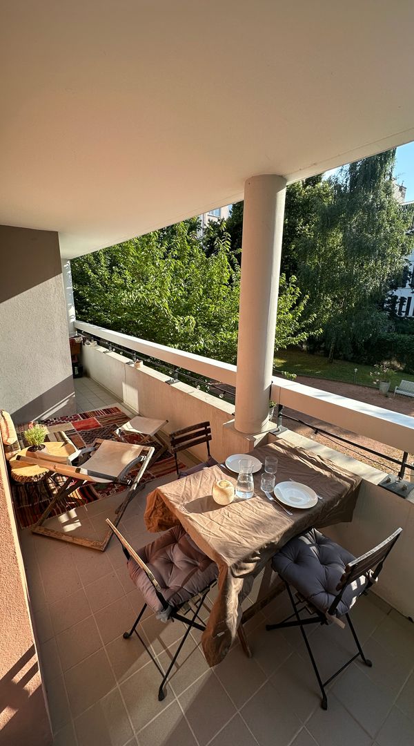 Appartement spacieux, calme et lumineux. idéalement situé à 5´ de la gare. Terrasse +++