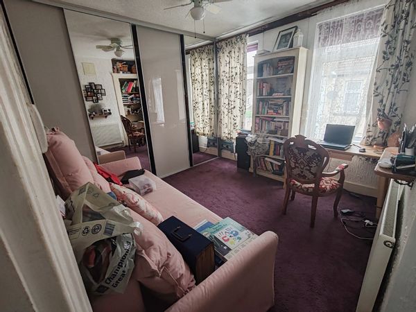 Three bedroom House 50 minutes from London