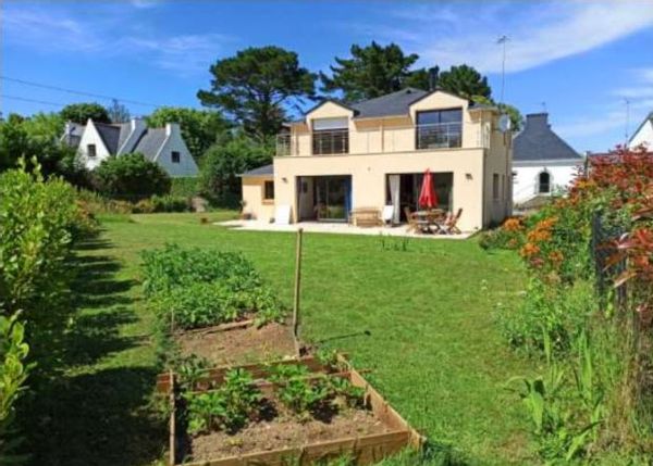 Maison récente, ensoleillée et au calme. Proche campagne, mer (3 km) et centre ville (2km).