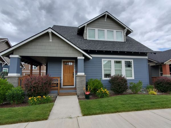 Welcome to Hawkview House in beautiful Bend, Oregon. Come play in the mountains, lakes, and rivers.