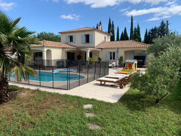 Villa piscine BBQ billard ping-pong jeux enfants