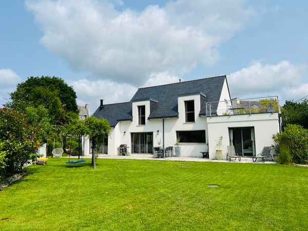 Spacieuse contemporaine et son jardin paysager entre bourg et campagne.