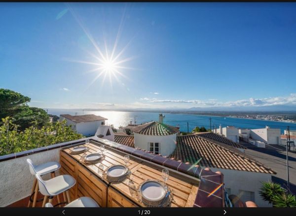La maison surplombe  la baie de roses et se situe à l’entrée du parc naturel del cap Reus