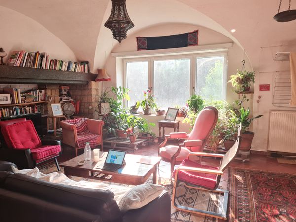 Appartement atypique et frais, en plein coeur de Pont-de-Barret ! Avec 2 chats quasiment autonomes.