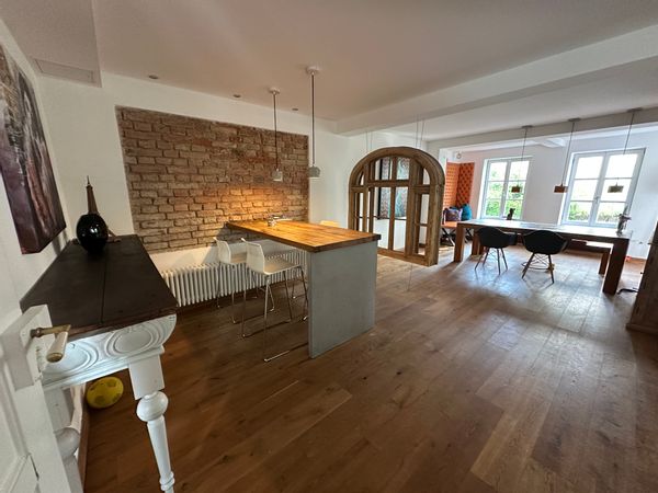 Familienhaus am Fluss in historischer Altstadt