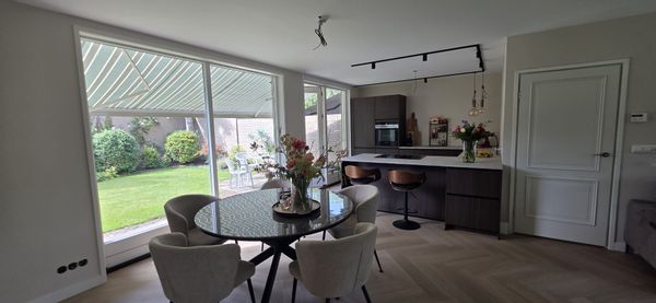 Maison jumelée lumineuse après une grande rénovation à Haaksbergen – prête en août 2025