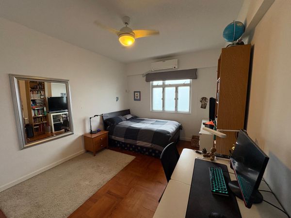 Oceanfront homestay in spacious apartment