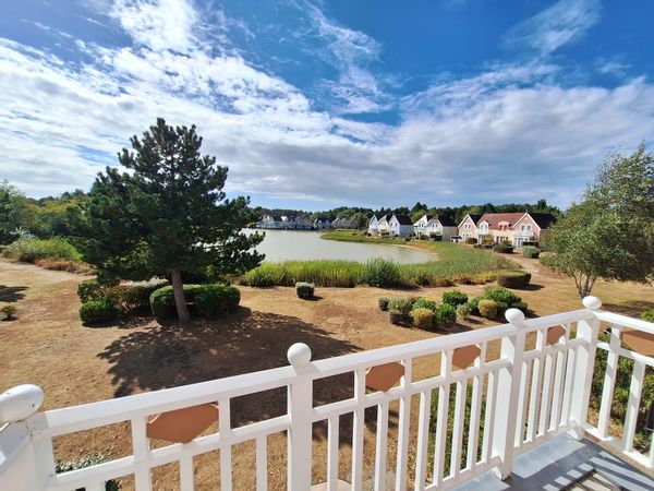 Jolie maison au bord du lac, dans un village club P&V