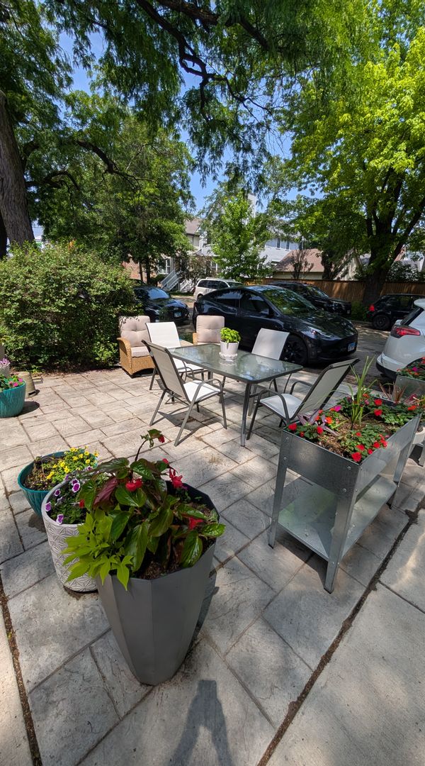 Couples Townhome in Ravenswood Chicago - Steps to transit, grocery, breweries and restaurants