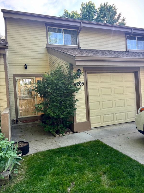 Cozy Townhome in Denver suburbs very close to the mountains