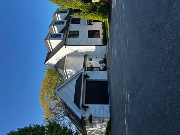 4bd, 3ba Sun-filled single-family home on the coast of New England