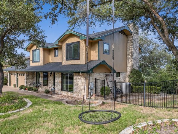 Hilltop Oasis in Austin, TX – Spacious Cliffside Comfort Just Minutes from City Hotspots/Lake Austin