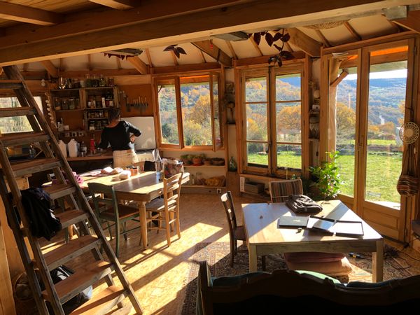 Yourte contemporaine et lumineuse en pleine campagne ardéchoise