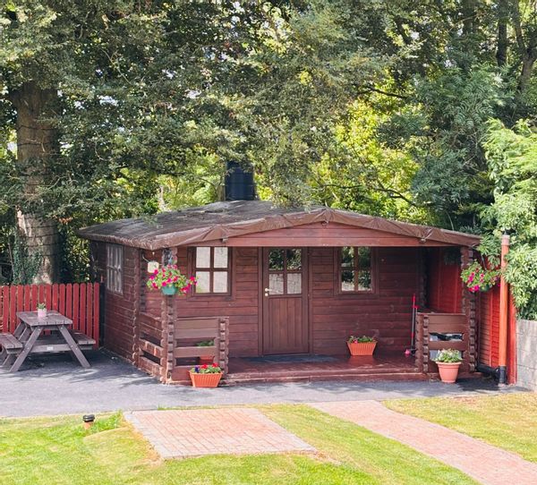 Denis and Louise’s Cozy Log Cabin, 5 minutes from Kilkenny City