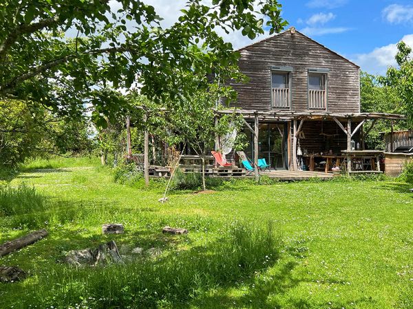 Maison en bois dans un grand jardin arboré au cœur de l'Entre-deux-Mers, à 25 minutes de Bordeaux