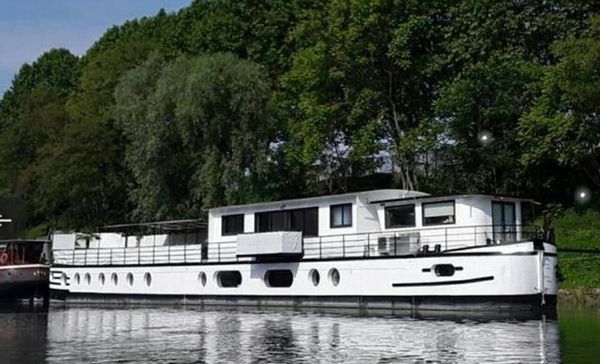 Logement de 47m2 sur une belle péniche de 400 m2 sur la Seine a Pont de Neuilly (15 min de Paris)
