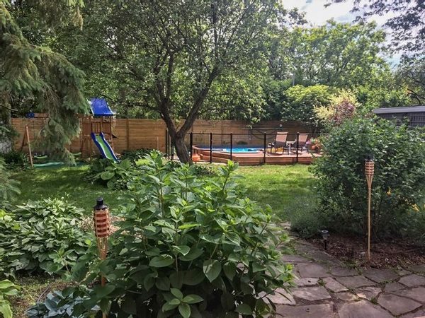 Maison avec jardin et piscine dans un quartier patrimonial vivant et familial, près de Montréal
