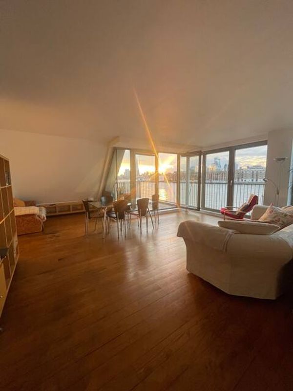 Spacious 2 Bedroom apartment on the Thames