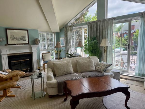 Condo lumineux au coeur du village touristique de Saint-Sauveur-des-Monts