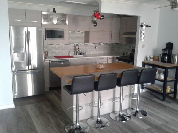 Comfortable/Clean/Modern design of 2 bedroom/1 bath with Big Island kitchen/Open living room/Balcony