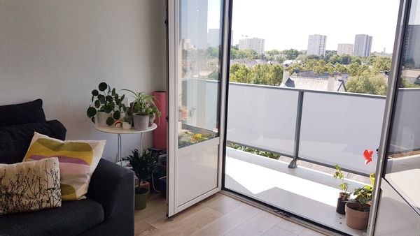 Grand appartement lumineux au 5e étage avec balcon exposé au sud.