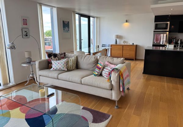 Modern, light and secure penthouse apartment near Portobello Road