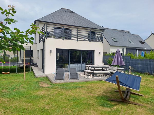 Maison contemporaine de standing avec de beaux volumes à 2 pas des plages