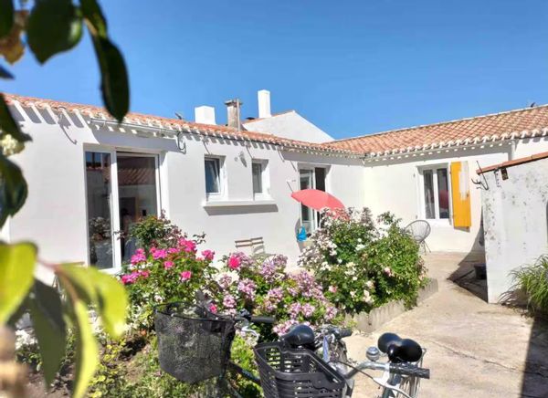 Agréable maison sur cour fleurie plein sud