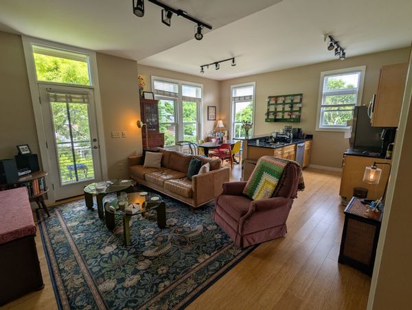 Sun-filled apartment in walkable area