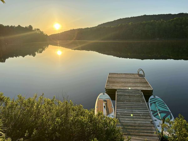 Lakeside Retreat in Québec – Peace, Nature & Crystal-Clear Water