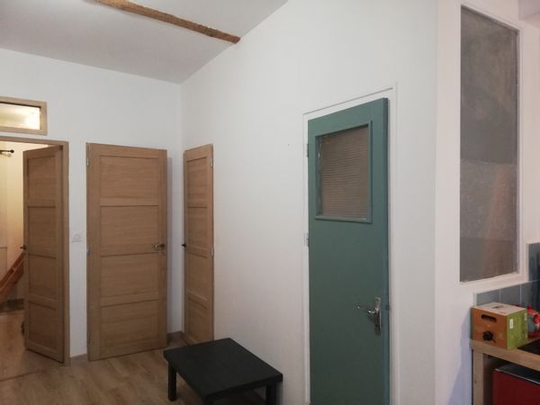 C est un petit appartement au coeur de Sète, idéalement placé pour profiter de la vie locale.