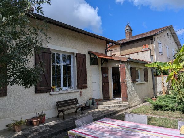Petite maison 2 chambres dans quartier  calme, proche centre-ville, jardin agréable.