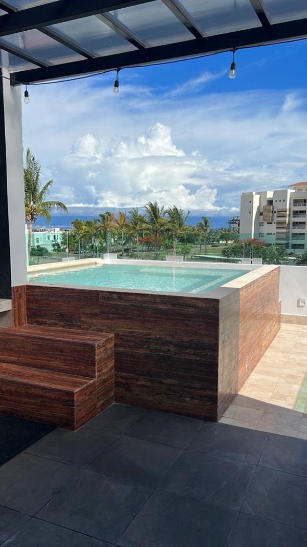 Rooftop Jacuzzi 3 blocks from the beach