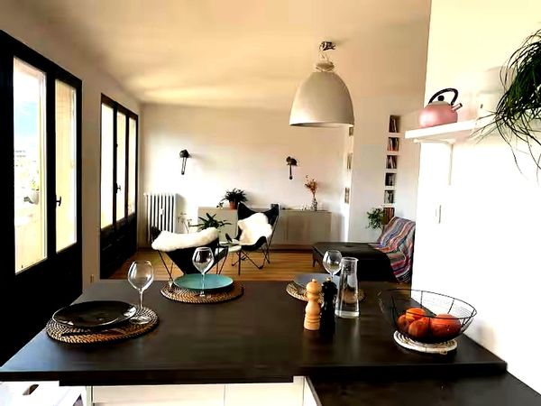 Chambre privée et appartement partagé avec balcon partagé & vue montagnes – Chambéry centre