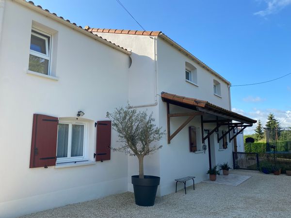 Pretty house with swimming pool, near Nantes. 50 minutes from the Puy du Fou.