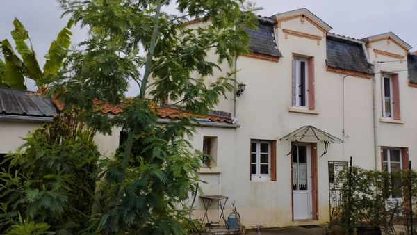 Chambre au-dessus du fleuve, trajet Loire à Vélo, entre Nantes et la mer. Village sympathique !