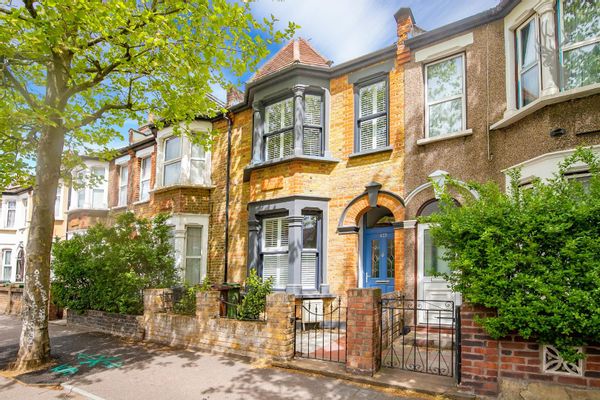 Comfy London Town House with Great Transport Links