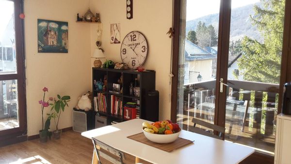 Charmant appartement avec balcon sur la place du village et une vue imprenable sur les montagnes.