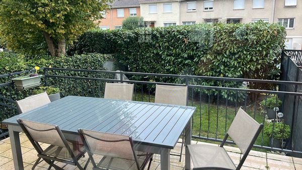 chambre sous les combles avec un lit double.