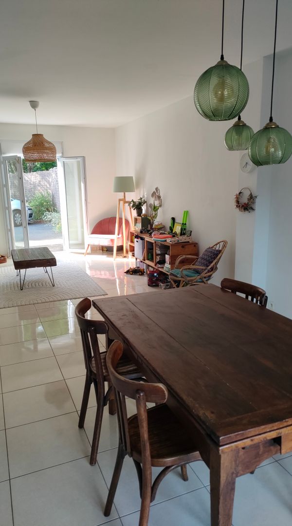 Périphérie ouest Nantes (direction la mer;)  grande maison familiale lumineuse, quartier vert