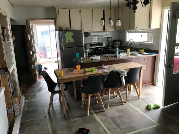 Bien situé près du centre-ville dans un quartier paisible au bord de la rivière (EN RÉNOVATION)