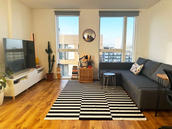 Bright top-floor 1 bedroom flat