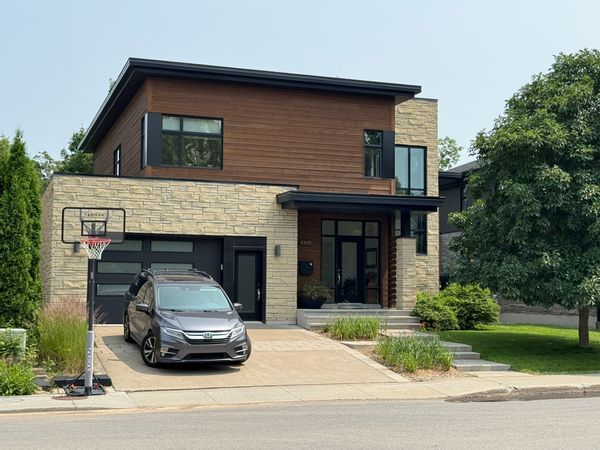 Grande maison lumineuse contemporaine confortable à Québec très proche des attraits touristiques.