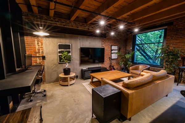Stylish Industrial Loft Historic Gastown