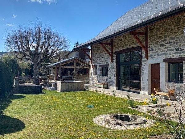 La ferme d'Estelle & Bertrand avec vue dégagée sur les montagnes