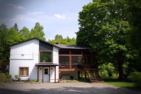 Peaceful house by the pond, in the Mont-Tremblant region!