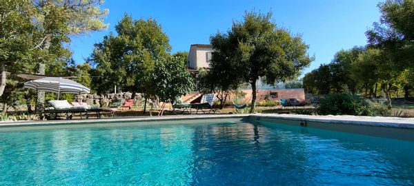 En Ardèche belle maison tout confort dans un vaste espace naturel à 3 kms d'un village de caractère.