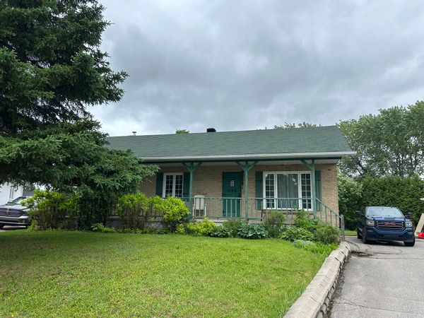 Maison Lac St-Jean (près du Zoo de St-Felicien)