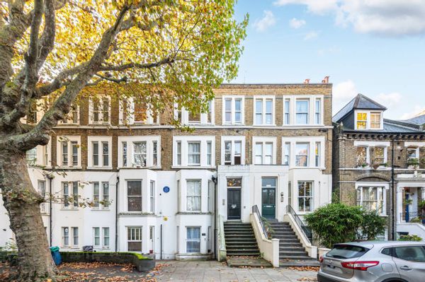 2 bed top floor apartment in leafy London borough.