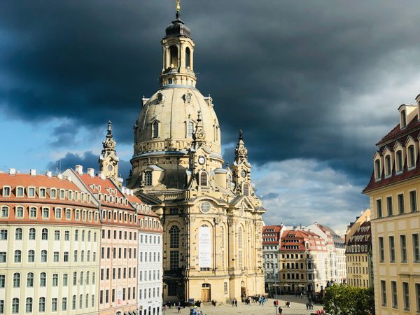 Elegant apartment in the baroque heart of Dresden with a direct view of the famous Frauenkirche